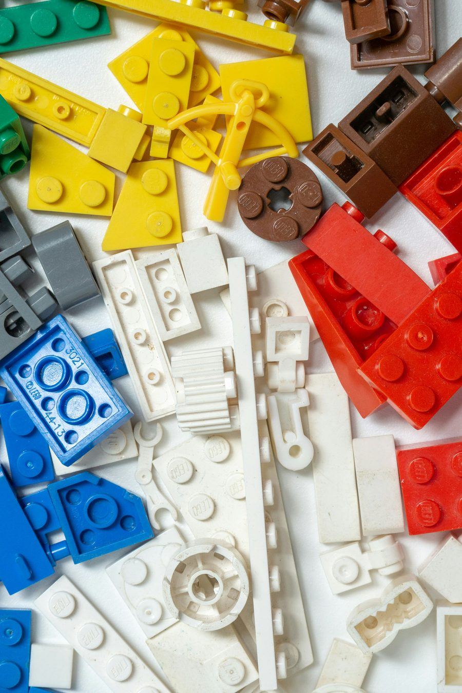 LEGO-steentjes per kleur bij elkaar gelegd